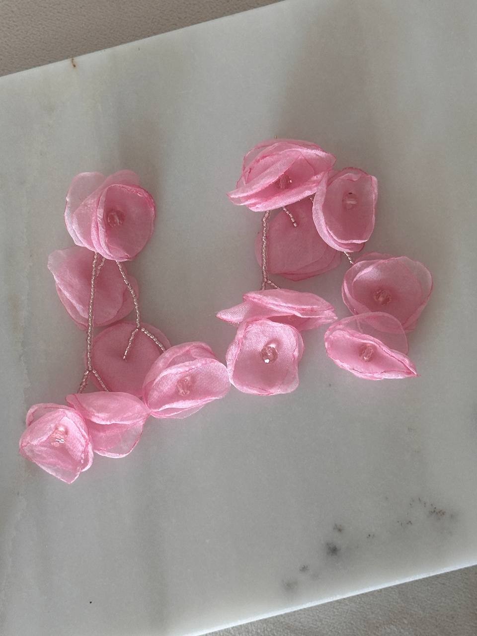 Pembe Kristal Taşlı Pembe Tül Çiçek Figürlü Sallantılı Küpe Uzunluk 10 cm.