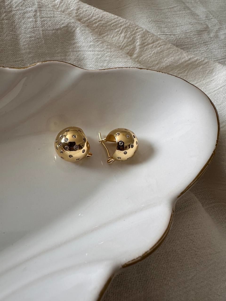 Gold Renk Zirkon Taş Rodyum Kaplama Oval Kayık Küpe En Boy 1,5 cm.