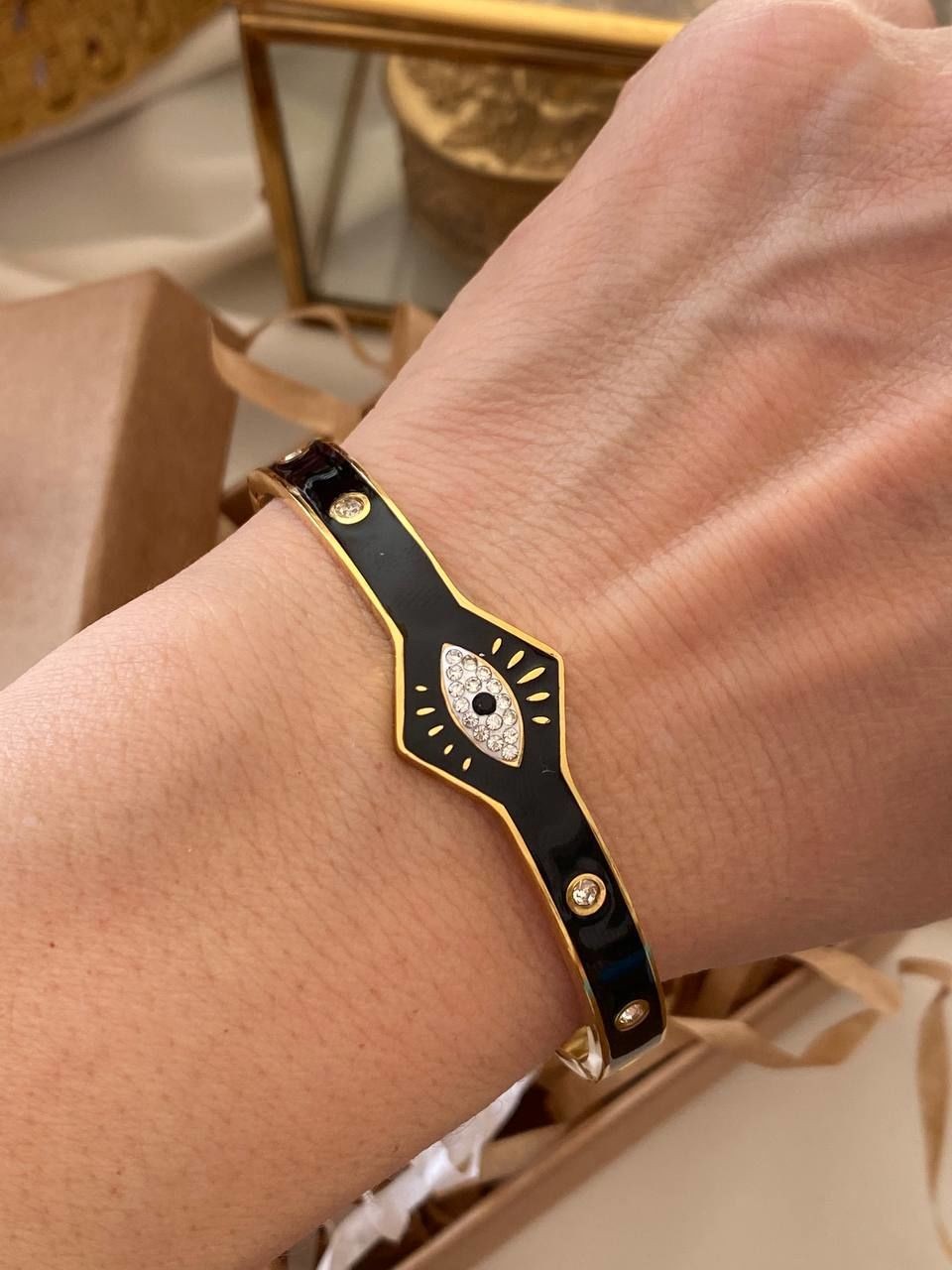 Vip Çelik Gold Renk Siyah Mineli Kristal Taşlı Göz Figürlü Kelepçe Bileklik Genişlik 6 cm.