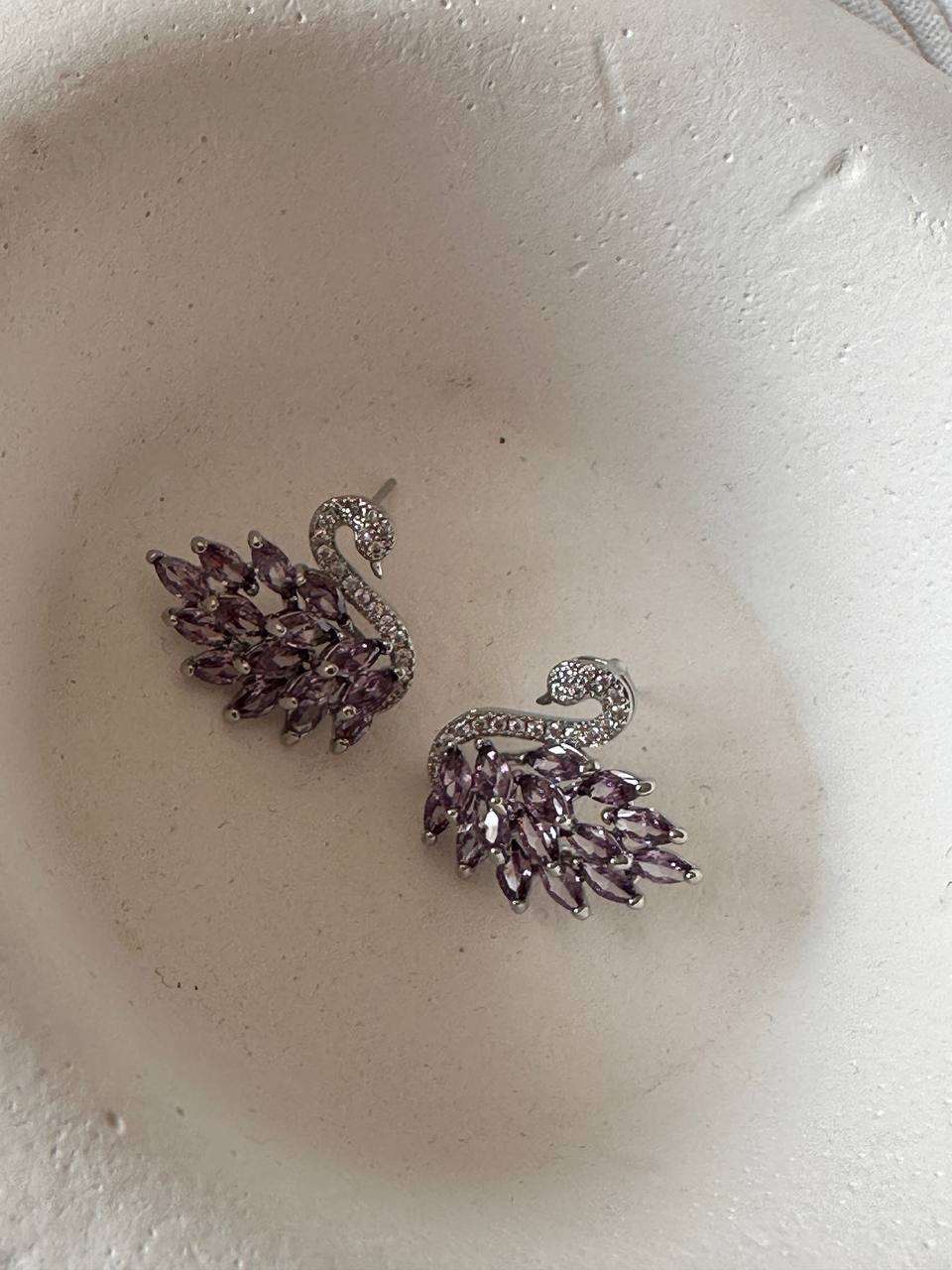 Vip Seri Gümüş Renk 925 K Gümüş Kaplama Zirkon Beyaz ve Mor Taşlı Kuğu Figürlü Küpe Genişlik 2 cm.