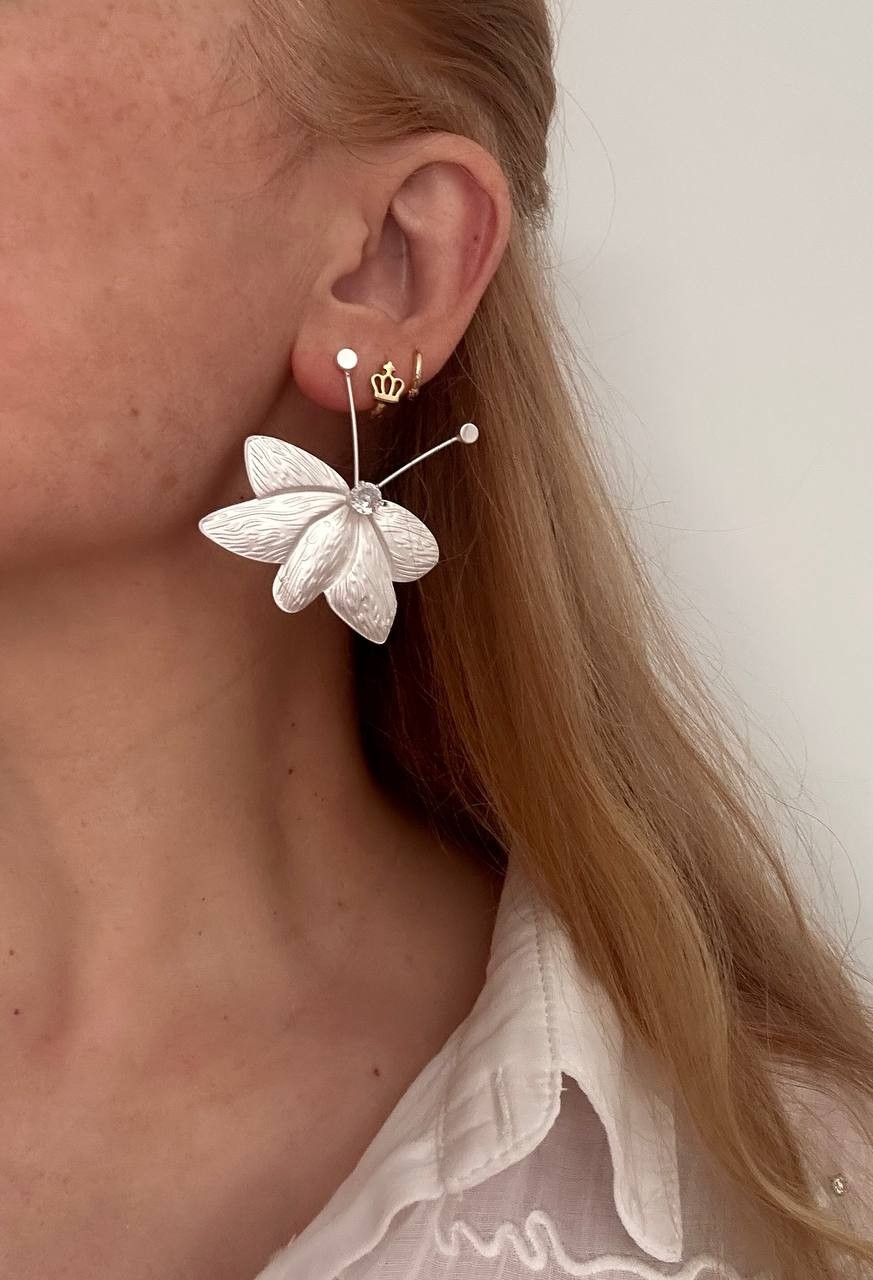 Vip Seri Gümüş Renk Zirkon Taşlı Rodyum Kaplama Arı Tasarım Küpe Genişlik 4 cm. Uzunluk 5 cm.