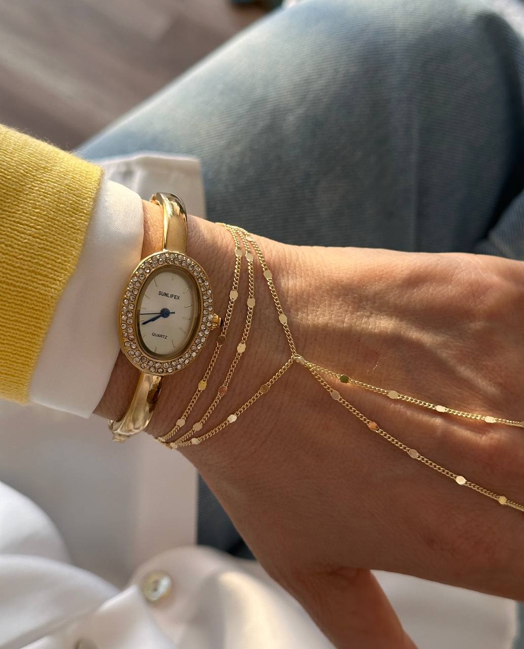 Paslanmaz Çelik Gold Renk Kristal Taşlı Sarı Kadranlı Kelepçe Model Kadın Kol Saati Genişlik 5,5 cm.