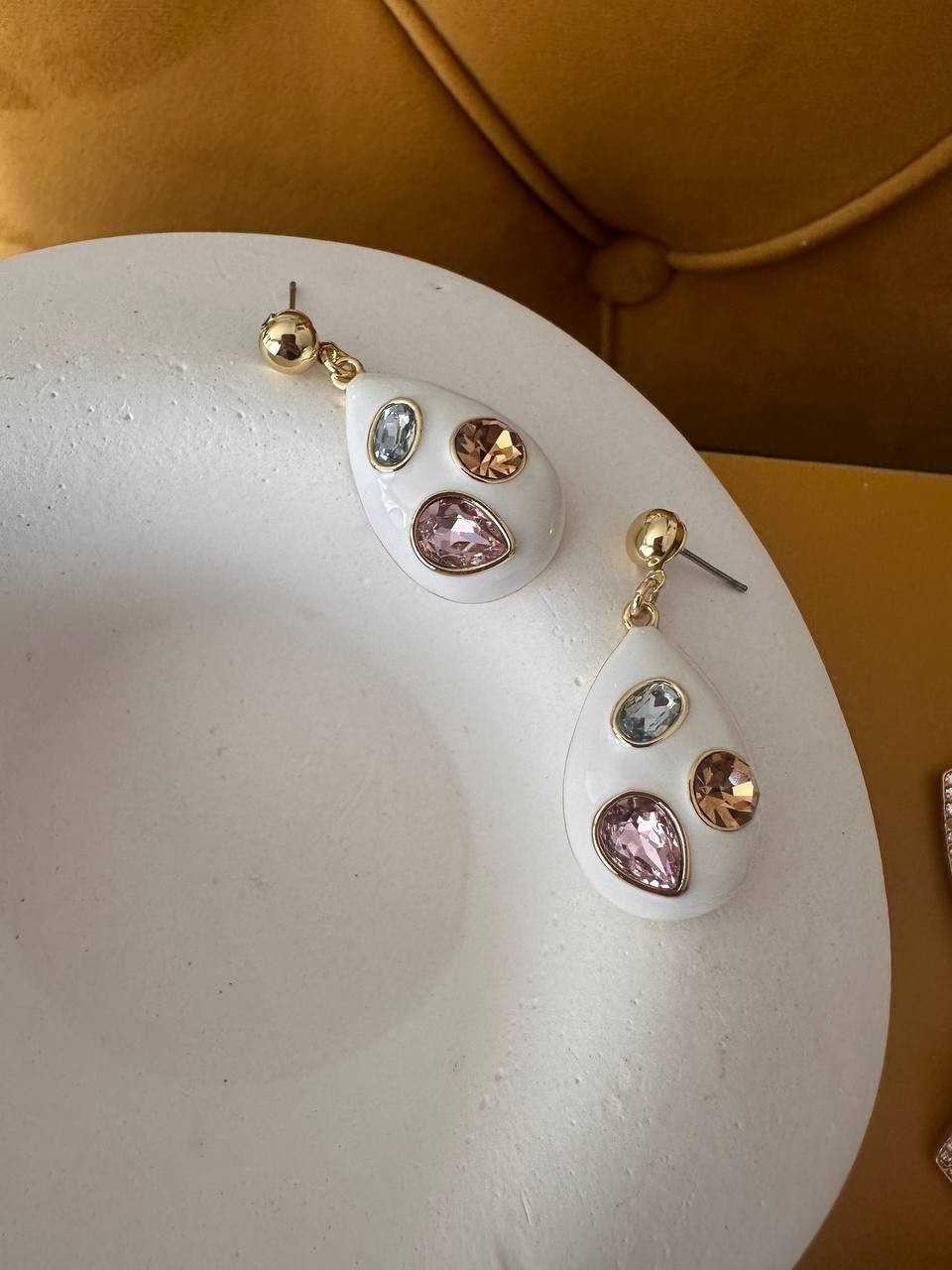 Vip Çelik Gold Renk Zirkon Renkli Taşlı Premium Seri Damla Sallantılı Özel Tasarım Küpe Uzunluk 3 cm.