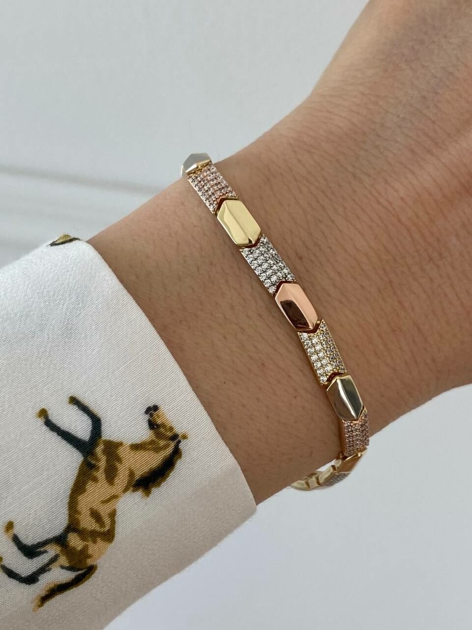 Vip Çelik Gold Renk Zirkon Taş Antialerjik Bileklik Uzunluk 15,5 cm. Ek Klipsle 17,5 cm.