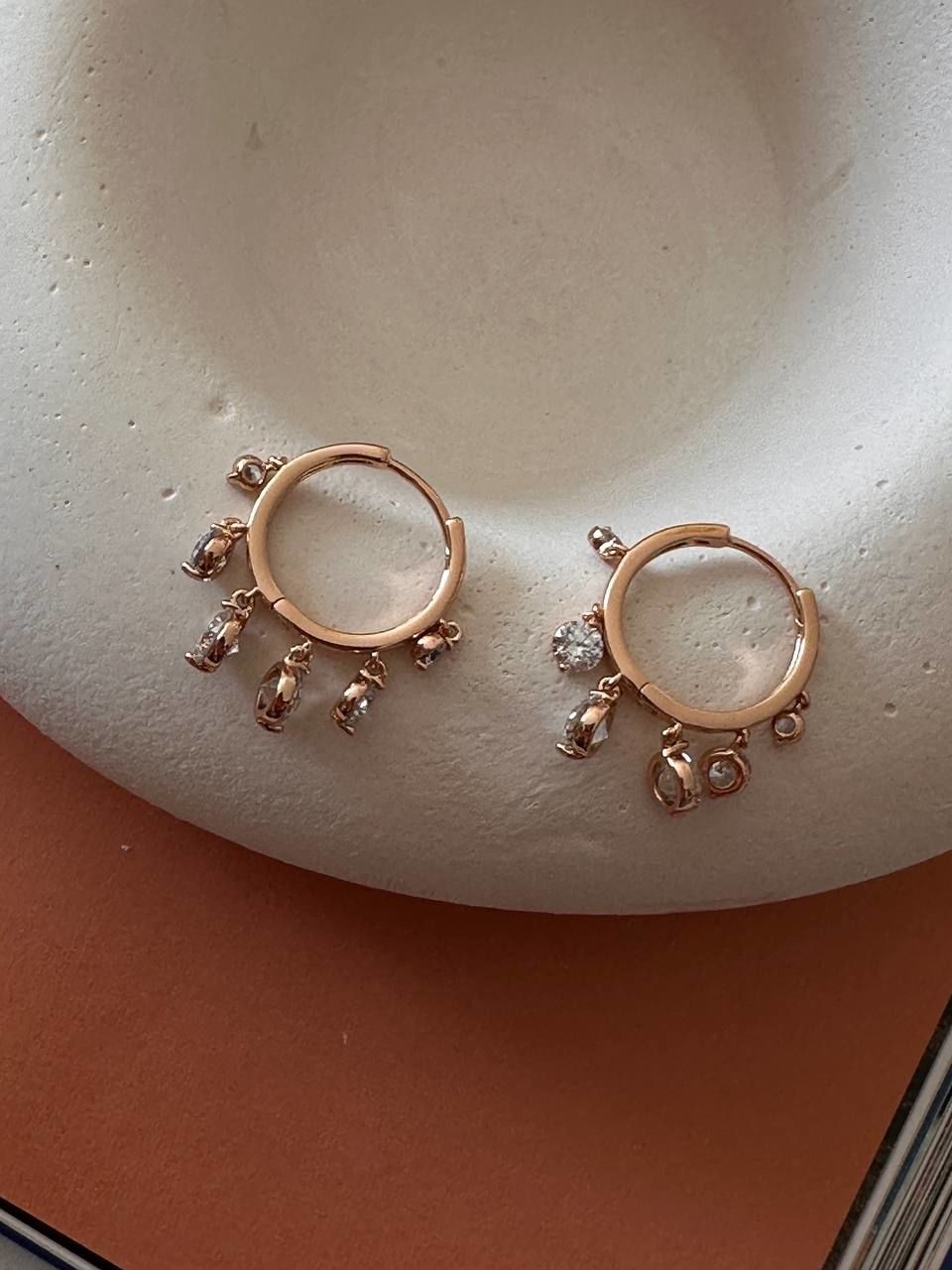 Vip Çelik Gold Renk Zirkon 6 Taş Sallantılı Antialerjik Halka Küpe Genişlik 1,8 cm.