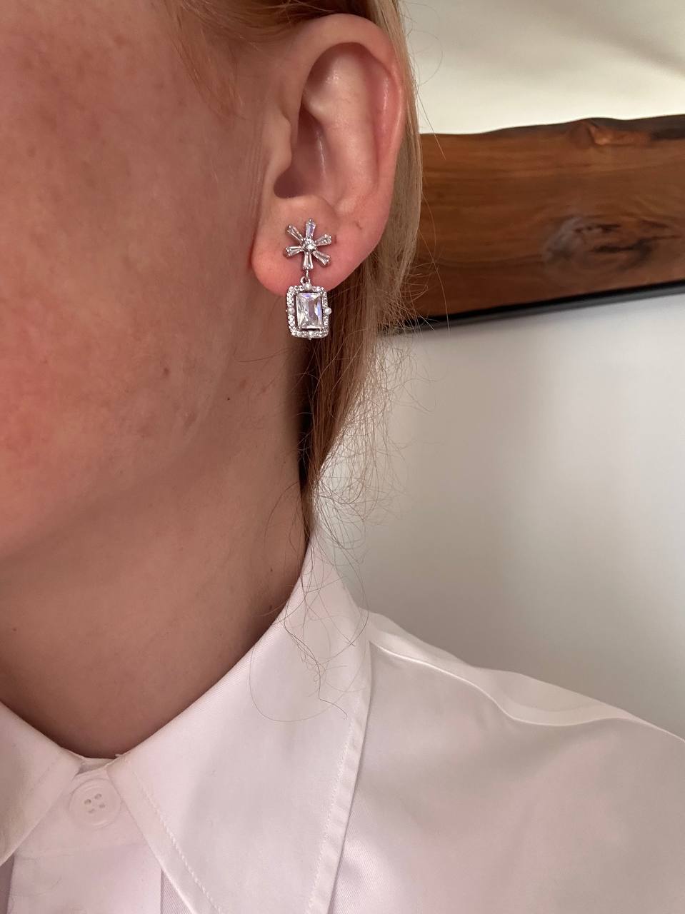 Vip Seri Gümüş Renk Zirkon Taşlı Çiçek Figürlü Rodyum Kaplama Küpe Uzunluk 2 cm.