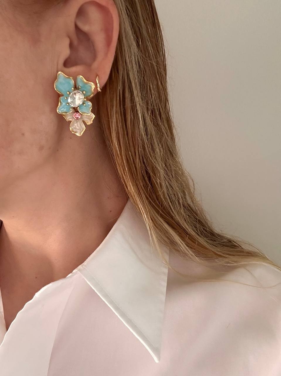 Gold Renk 925 K Gümüş Kaplama Zirkon Taşlık Çiçek Figürlü Küpe Genişlik 2,5 cm. Uzunluk 4 cm.