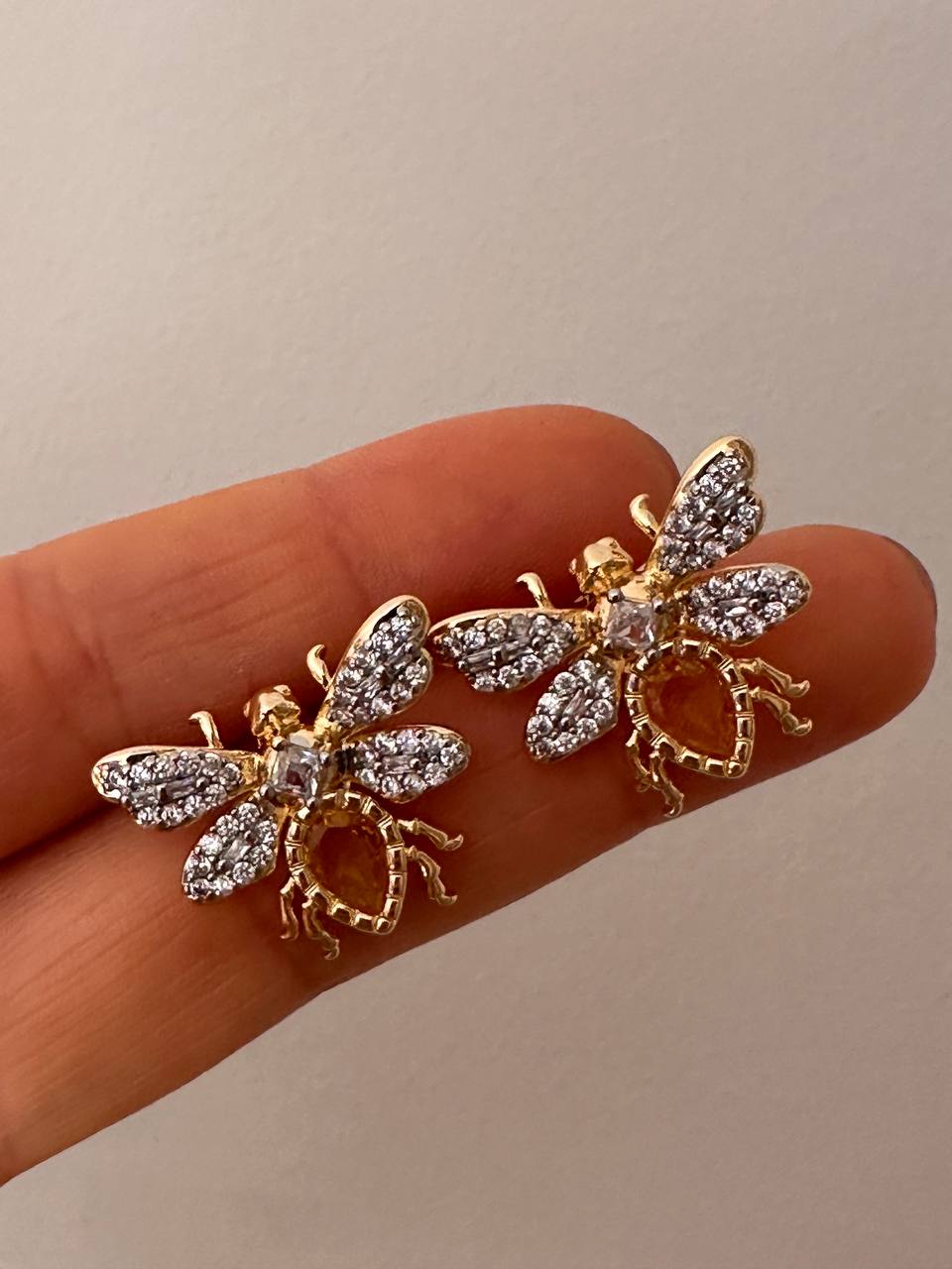 Vip Seri Gold Renk Zirkon Sarı ve Beyaz Taşlı Arı Figürlü Rodyum Kaplama Küpe Genişlik 2,5 cm. Uzunluk 2 cm.