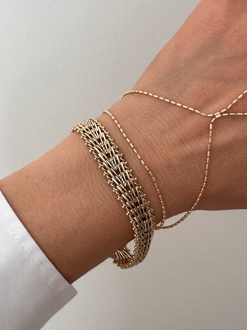 Vip Çelik Gold Renk Lazer Kesim Antialerjik Kalın Bileklik Uzunluk 19 cm. Kalınlık 1 cm.