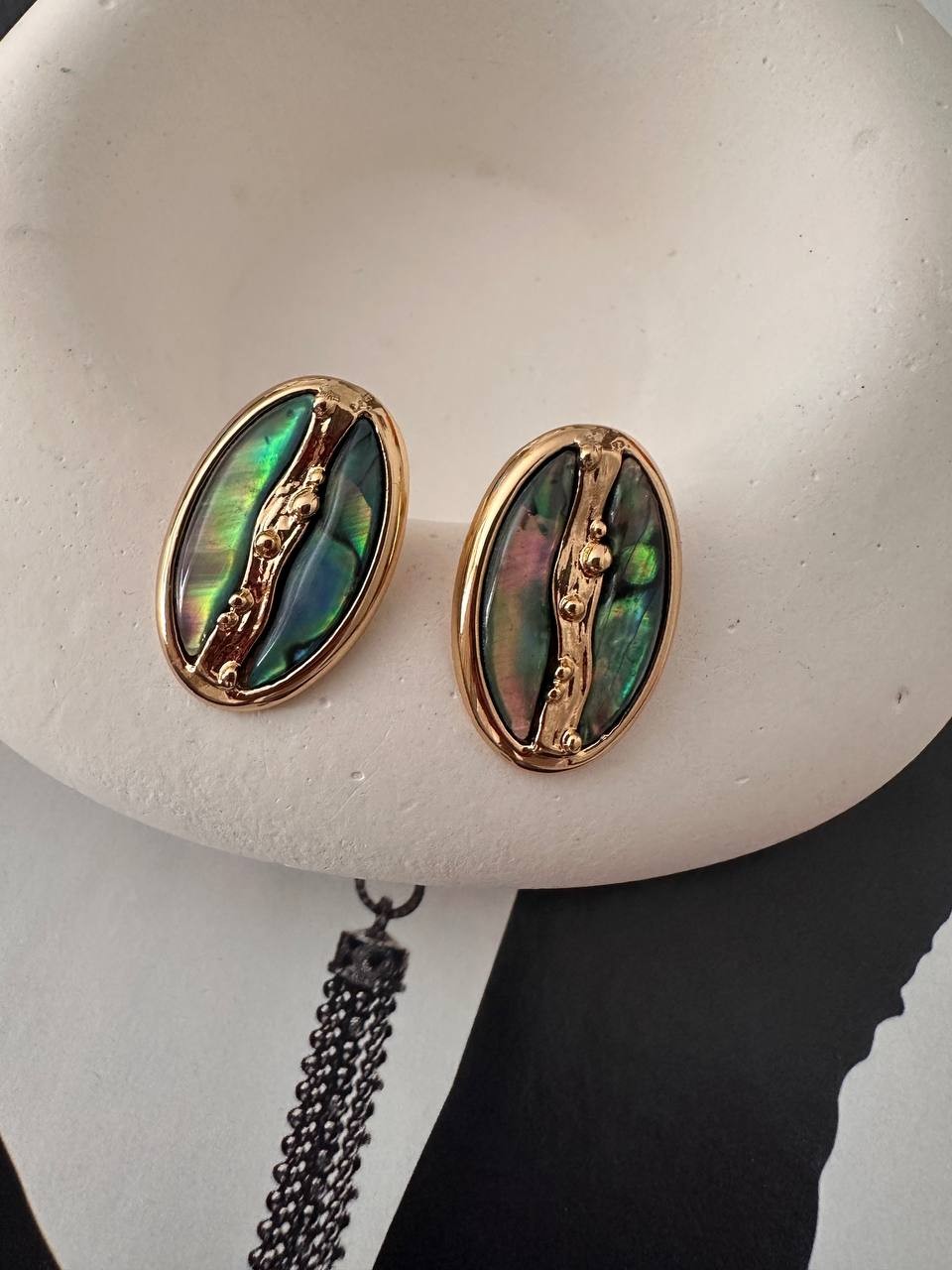Gold Renk 925 K Gümüş Kaplama Yeşil Pembe Yanar Döner Taşlı Oval Küpe Genişlik 1,5 cm. Uzunluk 3 cm.