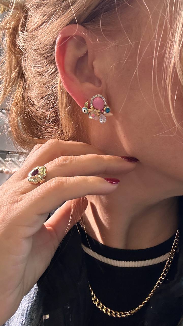 Vip Seri Gold Renk Kristal Renkli Taşlı Küpe Genişlik 1,5 cm. Uzunluk 2 cm.