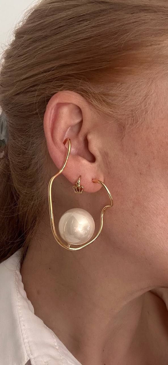Vip Seri Gold Renk Rodyum Kaplama Büyük İnci Detaylı Özel Tasarım Küpe Genişlik 4 cm. Uzunluk 6,5 cm.