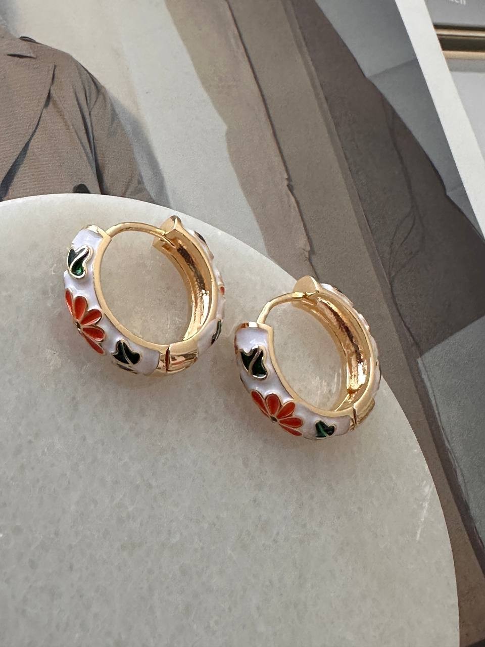 Gold Renk Rodyum Kaplama Renkli Mineli Çiçek Figürlü Halka Küpe Genişlik 2 cm.
