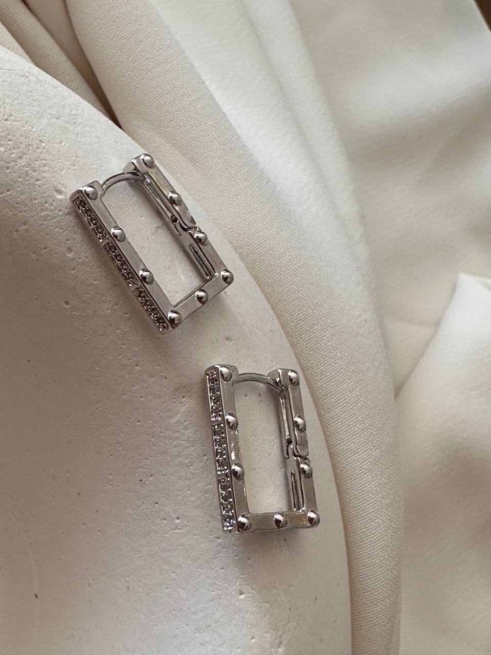 Vip Çelik Gümüş Renk Zirkon Taşlı Dikdörtgen Küpe Genişlik 1,3 cm. Uzunluk 1,7 cm.