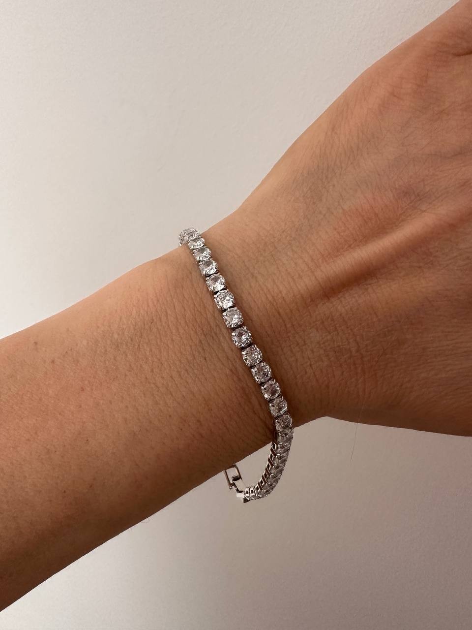 Gümüş Renk Zirkon Taşlı Rodyum Kaplama Su Yolu Bileklik Uzunluk 16 cm. Ek Klipsle 19 cm. Taş 4 mm.