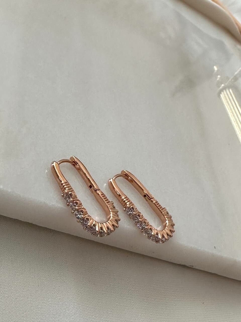 Vip Çelik Gold Renk Zirkon Taş Lazer Kesim Antialerjik Oval Halka Küpe Genişlik 1 cm. Uzunluk 2 cm.