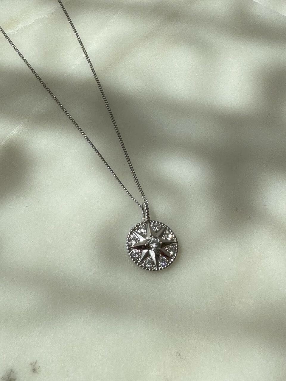 Vip Çelik Platin Renk Zirkon Taş Antialerjik Kutup Yıldızı Detaylı Madalyon Kolye Uzunluk 45 cm. Uç Genişlik 1,5 cm. Boy 2 cm.