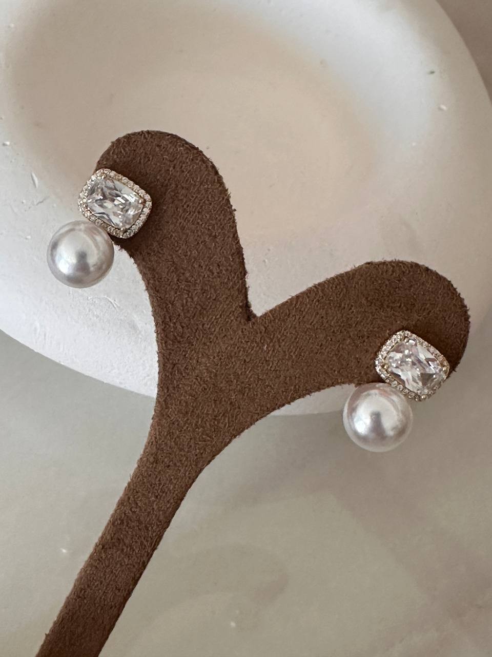 Vip Seri Gold Renk 925 K Gümüş Kaplama Zirkon Taşlı ve Cam İncili Tasarım Küpe Uzunluk 1,5 cm.