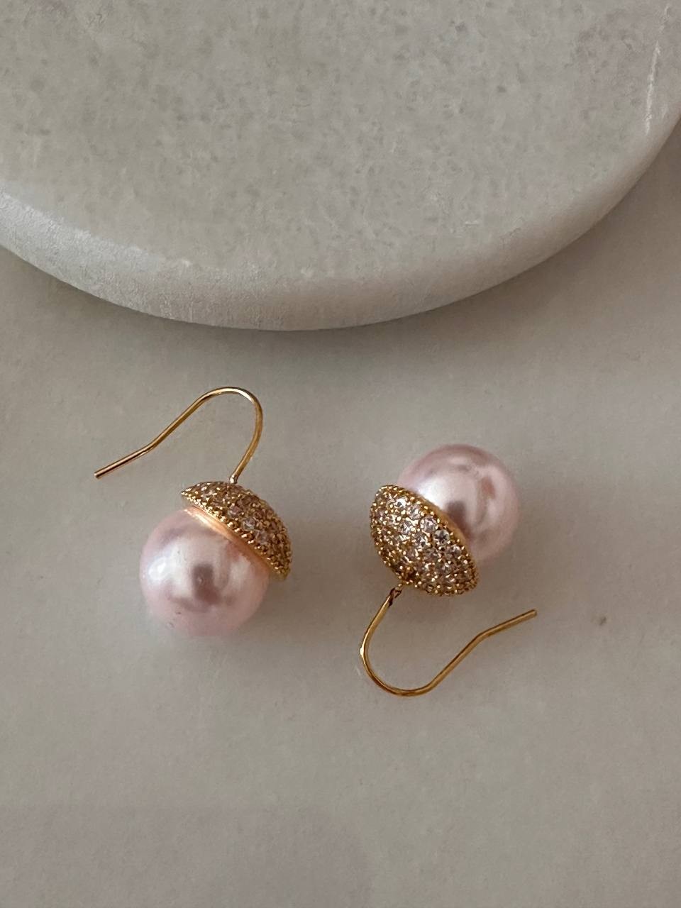 Vip Seri Gold Renk Zirkon Taşlı Cam İnci Detaylı Rodyum Kaplama Küpe Uzunluk 2,5 cm.