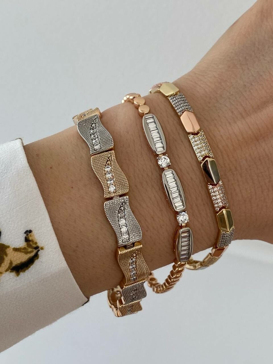 Vip Çelik Gold Renk Zirkon Taş Antialerjik Bileklik Uzunluk 15,5 cm. Ek Klipsle 17,5 cm.