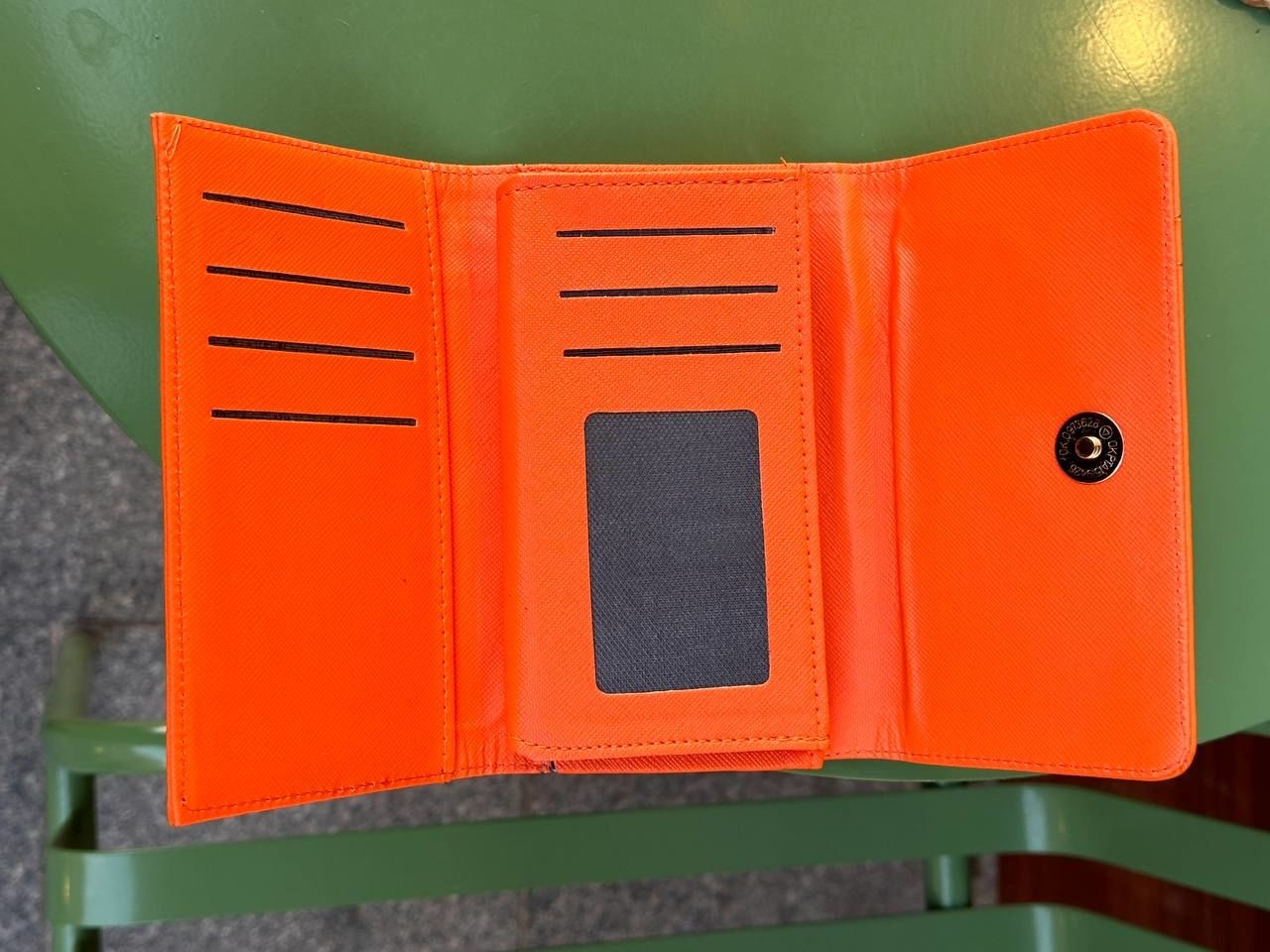 Suni Deri Turuncu Renk Fermuar Detaylı Cüzdan Genişlik 16 cm. Uzunluk 10 cm.