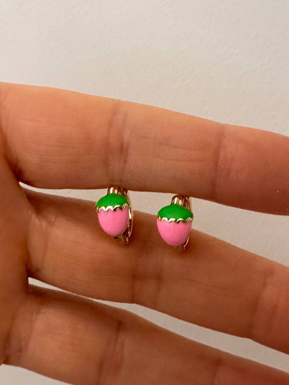 Vip Çelik Gold Renk Pembe ve Yeşil Mineli Çile Figürlü Antialerjik Halka Küpe Genişlik 1 cm.