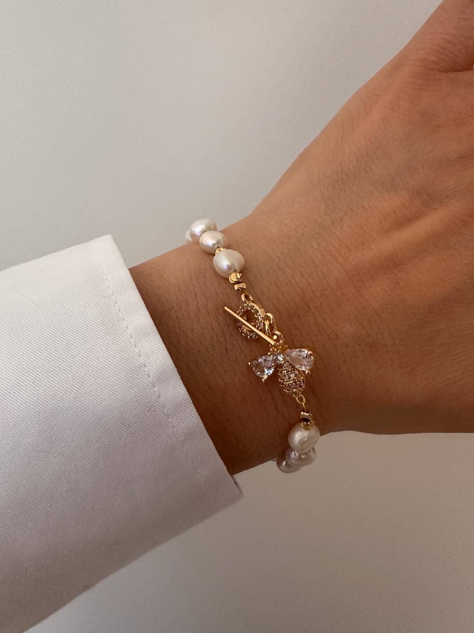 Vip Çelik Gold Renk Zirkon Taş ve Orijinal Doğal İnci Arı Figürlü Bileklik Uzunluk 17 cm.