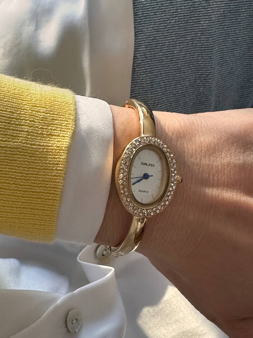 Paslanmaz Çelik Gold Renk Kristal Taşlı Sarı Kadranlı Kelepçe Model Kadın Kol Saati Genişlik 5,5 cm.