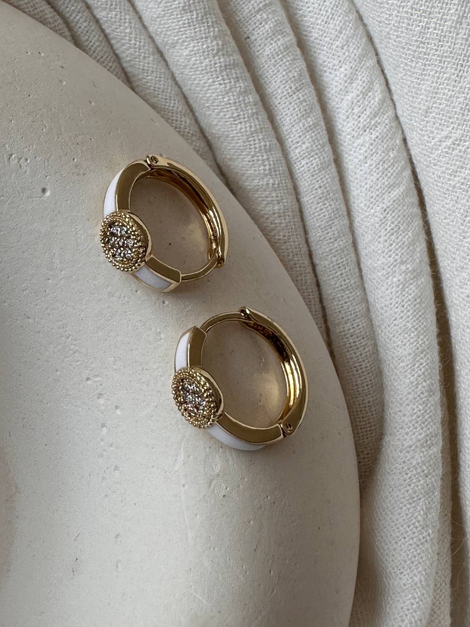 Vip Çelik Gold Renk Zirkon Taşlı Beyaz Mineli Antialerjik Halka Küpe Genişlik 1,5 cm.