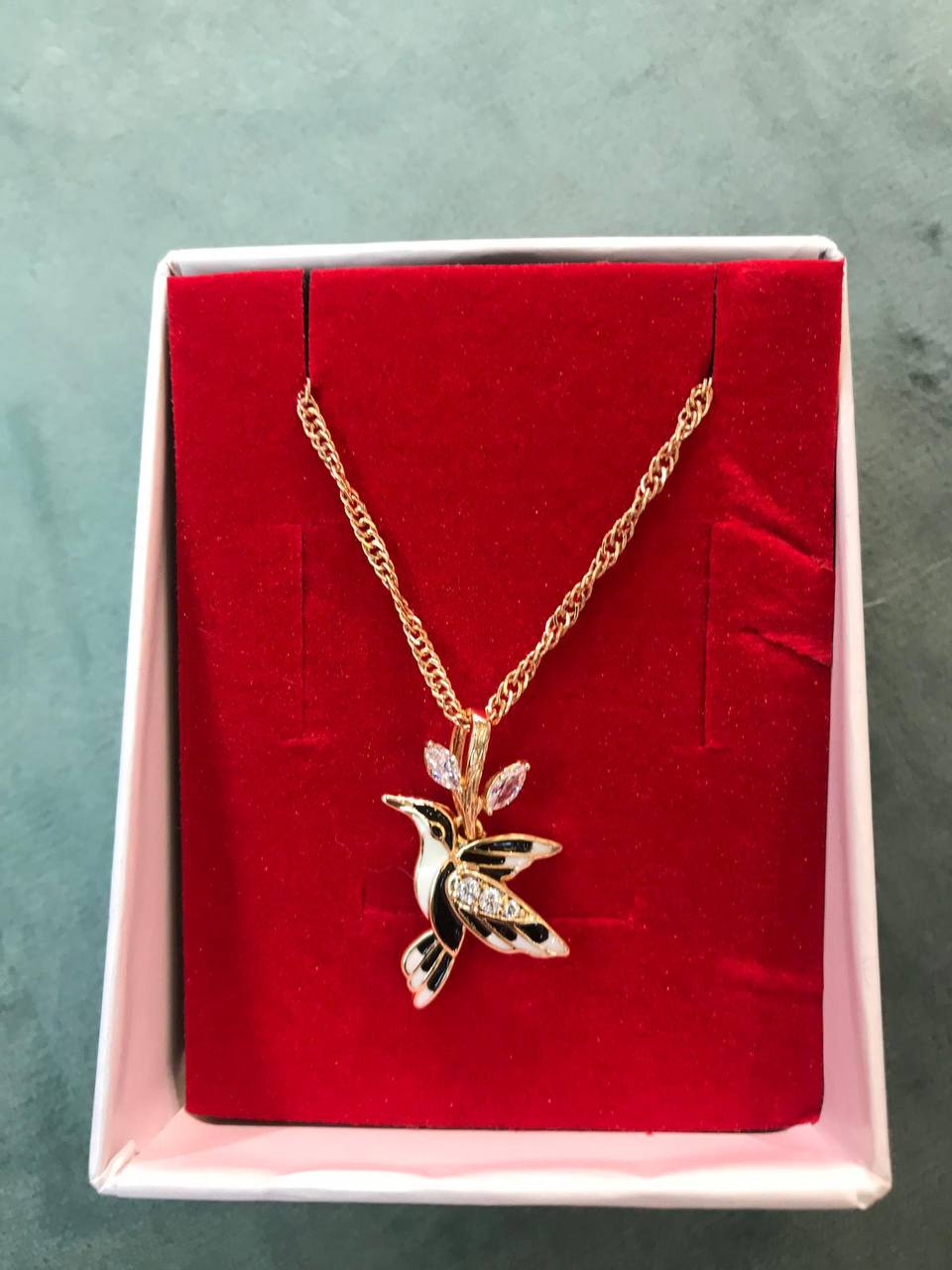 Vip Çelik Gold Renk Zirkon Taşlı Antialerjik Sinek Kuşu Figürlü Kolye Uzunluk 50 cm.