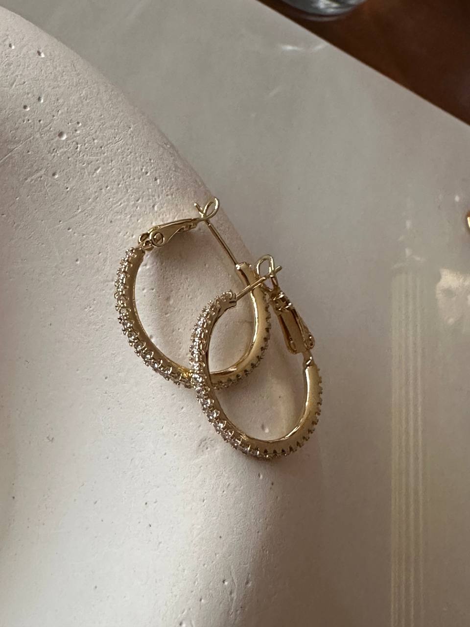 Vip Çelik Gold Renk Zirkon Taşlı Antialerjik Yaylı Halka Küpe Genişlik 2 cm.