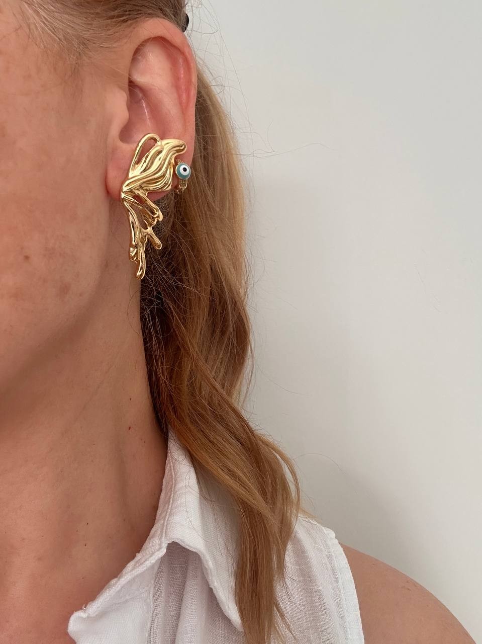 Vip Çelik Gold Renk Lazer Kesim Melek Kanat Figürlü Küpe Genişlik 1,5 cm. Uzunluk 5 cm.