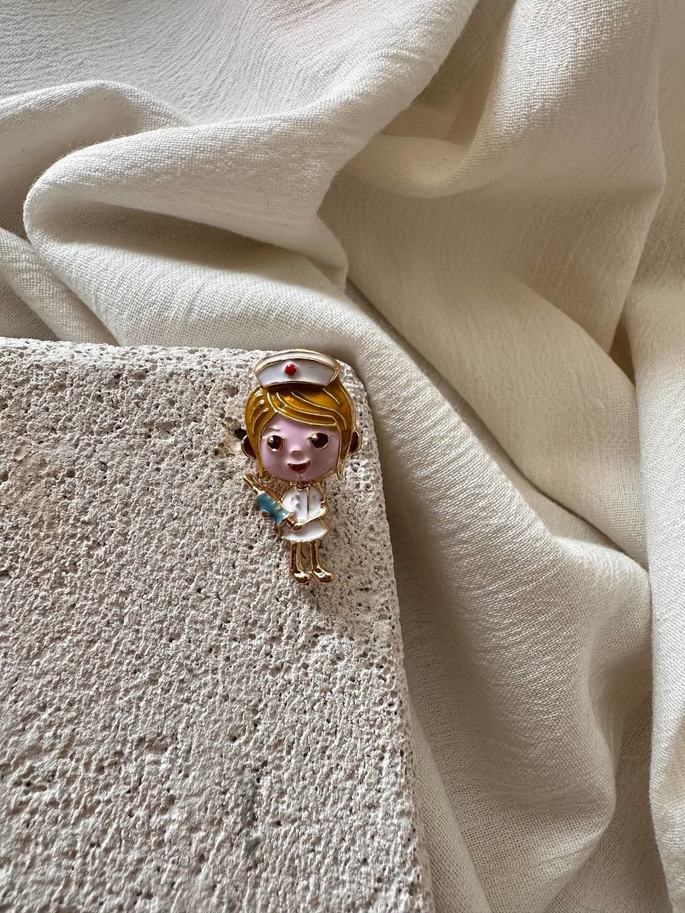 Gold Renk Hemşire Figürlü Broş Boy 3,5 cm.
