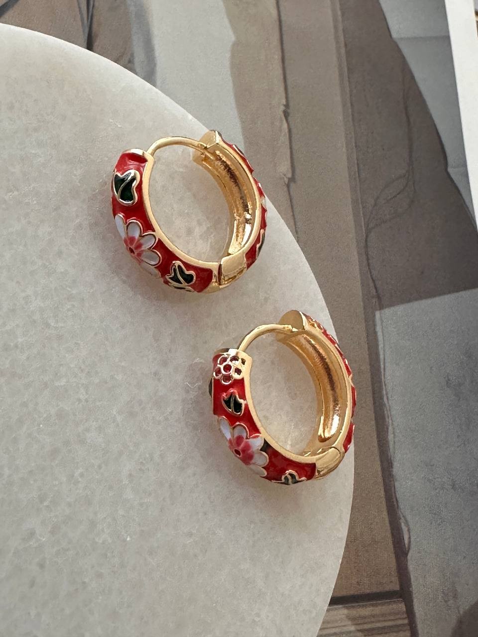Gold Renk Rodyum Kaplama Renkli Mineli Çiçek Figürlü Halka Küpe Genişlik 2 cm.