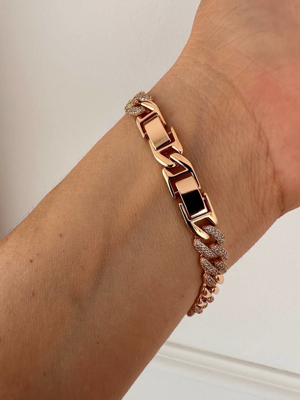 Vip Çelik Gold Renk Zirkon Taş Antialerjik Gurmet Bileklik Uzunluk 17 cm. Ek Klipsle 19 cm.