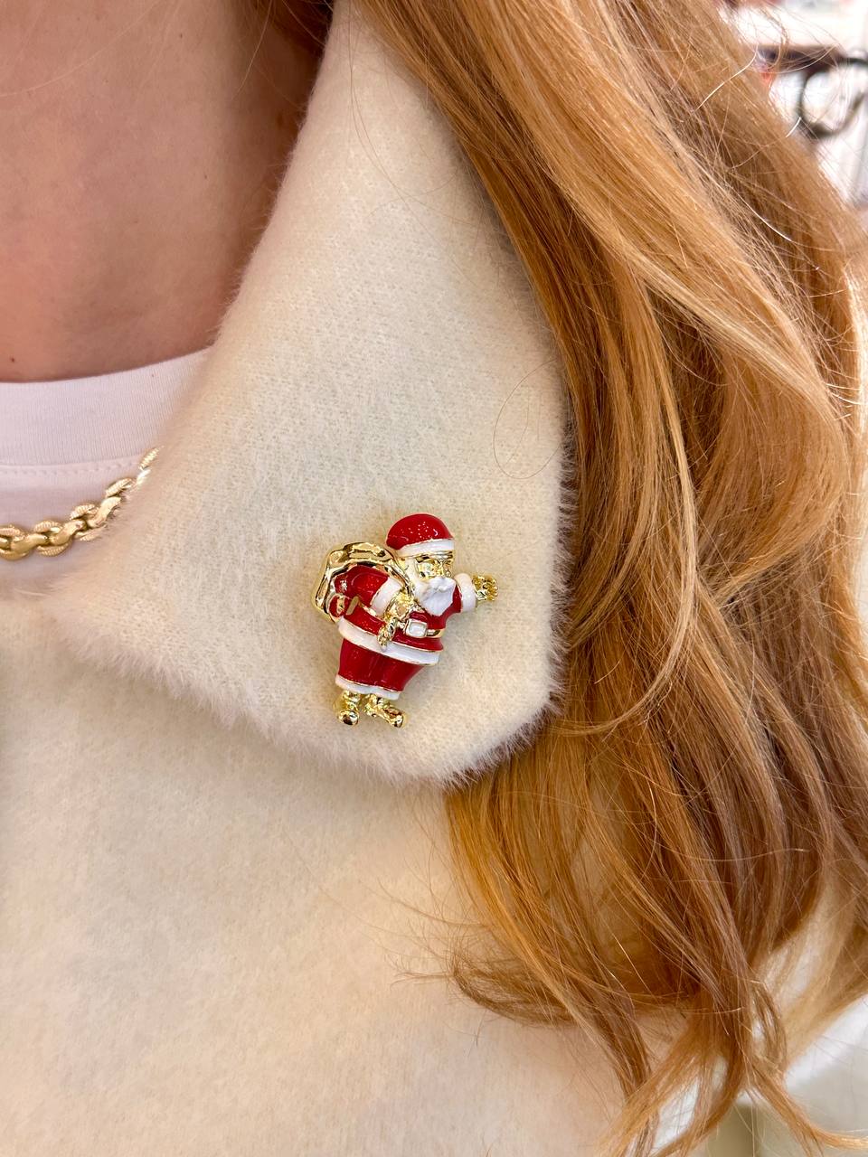 Metal Gold Renk Kırmızı Beyaz Noel Baba Figürlü Yılbaşı Temalı Broş / Yaka İğnesi Uzunluk 3 cm. Uzunluk 4 cm.