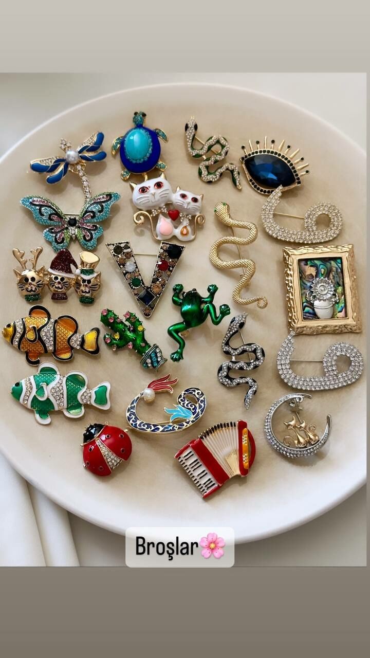 Gold Renk Kristal Taşlı Uğur Böceği Figürlü Broş Genişlik Boy 2,5 cm.