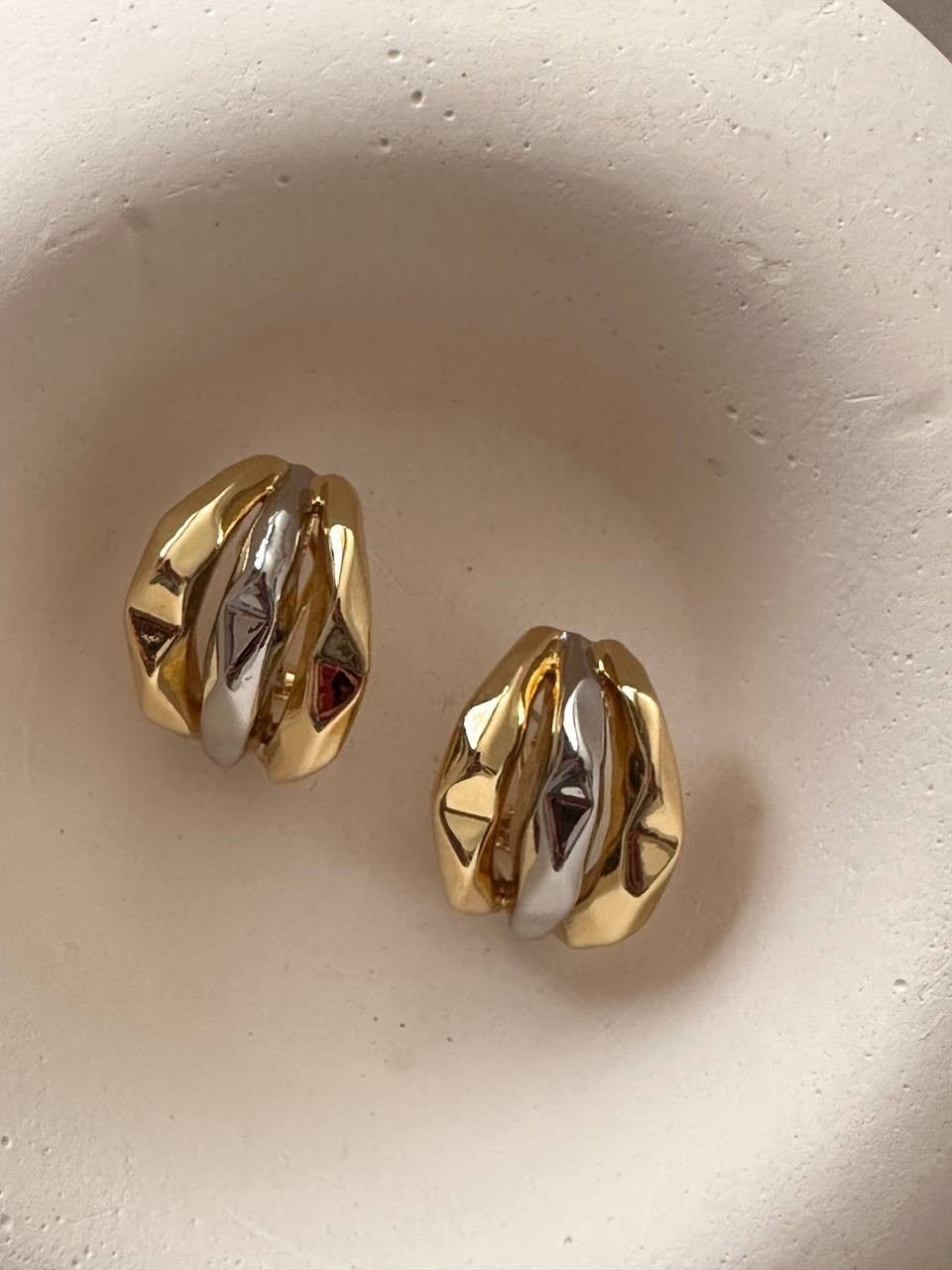 Vip Çelik Gold ve Gümüş Renk Premium Seri 3 Sıra Özel Tasarım Küpe Genişlik 2 cm. Uzunluk 2,5 cm.