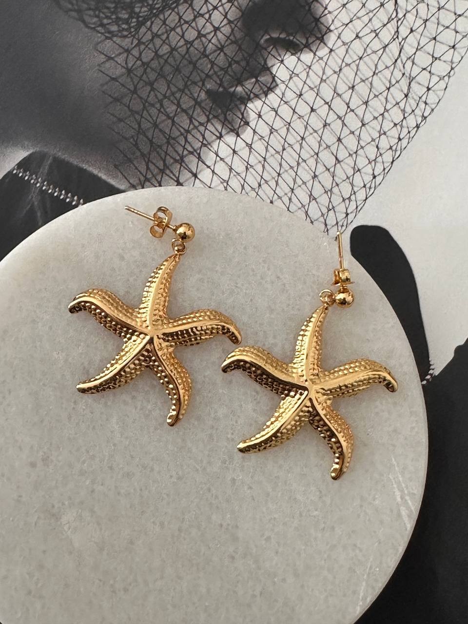 Vip Çelik Gold Renk Lazer Kesim Deniz Yıldızı Sallantılı Küpe Genişlik 3,5 cm. Uzunluk 4 cm.