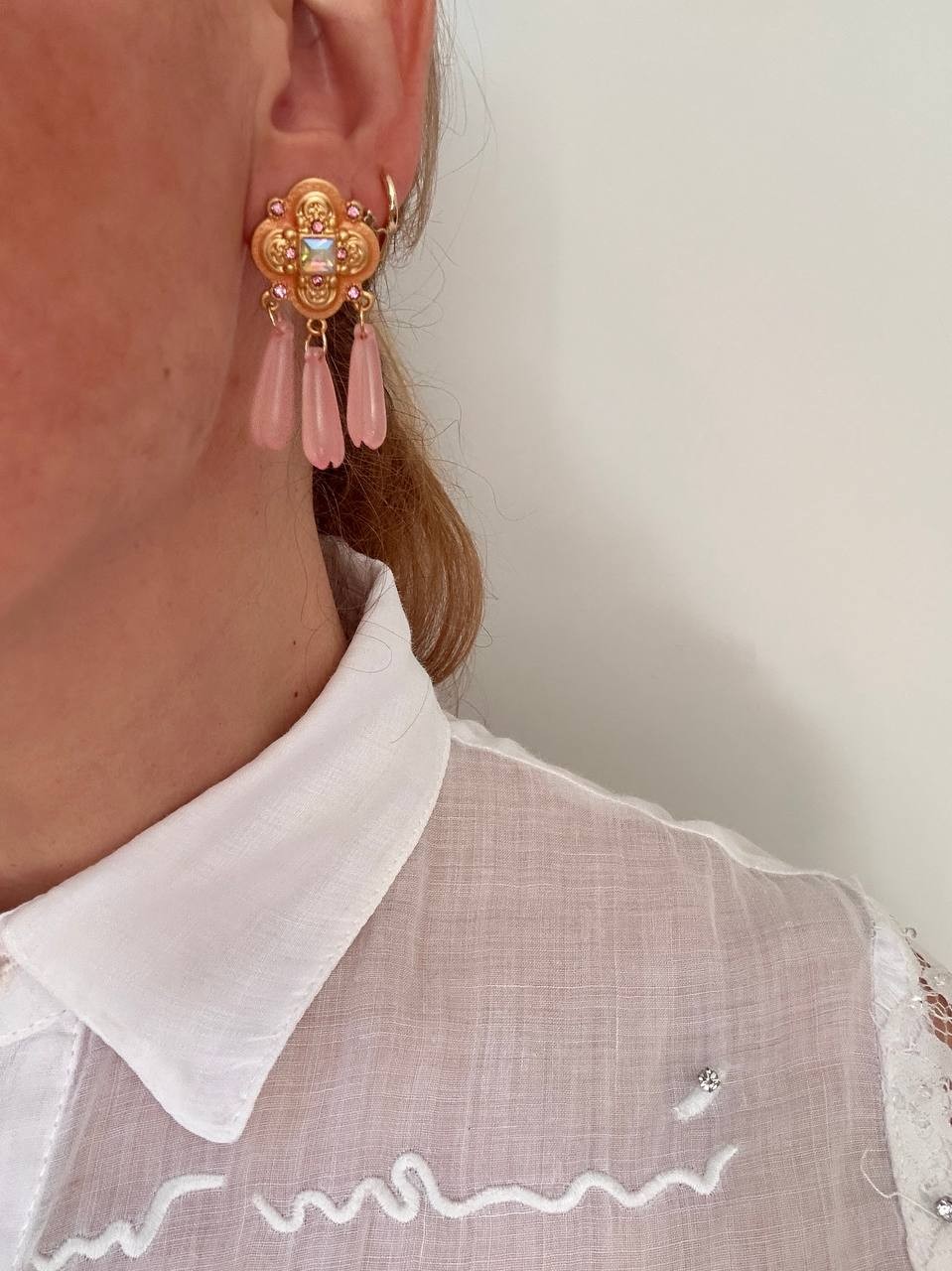 Gold Renk 925 K Gümüş Kaplama Zirkon Taşlı Açık Pembe Taş Sallantılı Otantik Küpe Uzunluk 4 cm.
