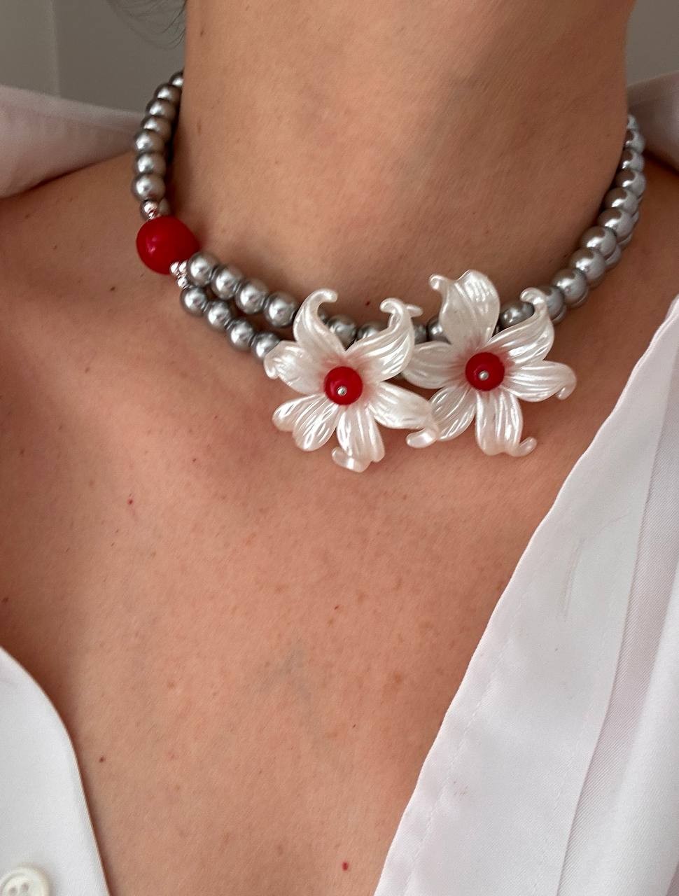 Gümüş Renk Rodyum Kaplama Kırmızı Beyaz Akrilik Çiçek Figürlü Choker Kolye Uzunluk 34 cm. 41 cm.