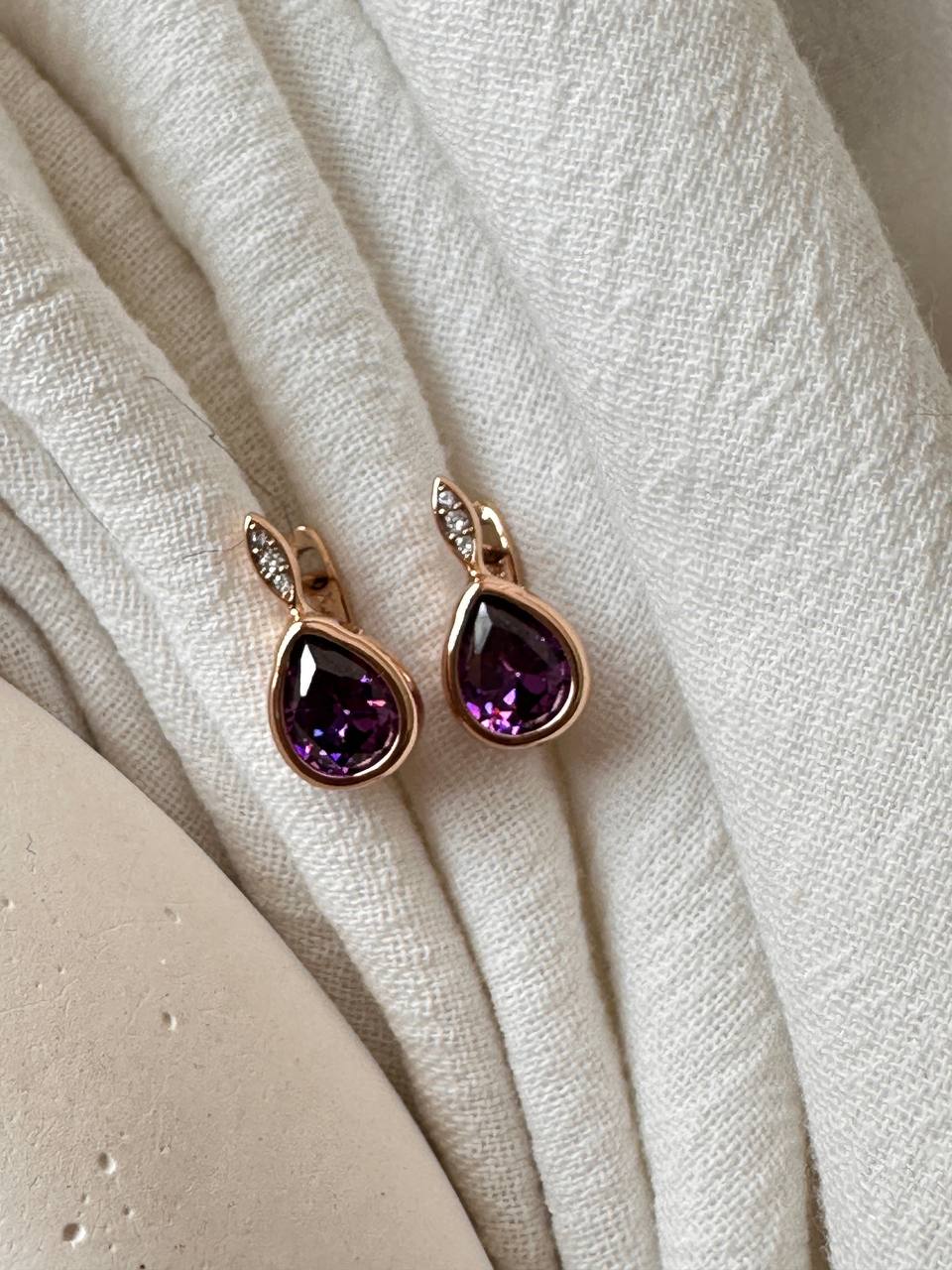 Vip Çelik Gold Renk Zirkon Beyaz ve Mor Taşlı Antialerjik Oval Halka Küpe Genişlik 1 cm.