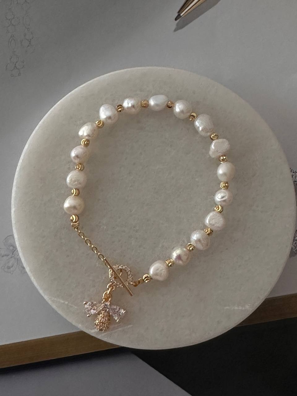Vip Çelik Gold Renk Zirkon Taş ve Orijinal Doğal İnci Arı Figürlü Bileklik Uzunluk 17 cm.