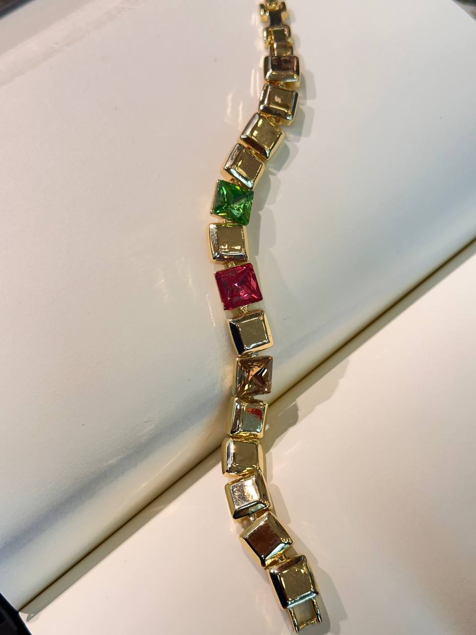 Vip Çelik Gold Renk Zirkon Renkli Taşlı Premium Seri Bileklik Uzunluk 17 cm. Ek Klipsle 19 cm. Kalınlık 1 cm.