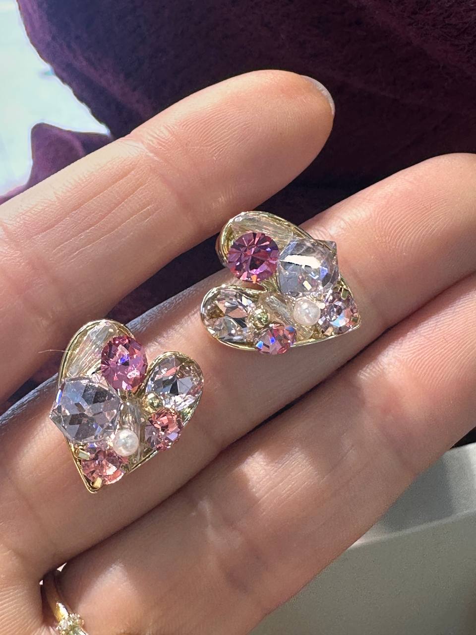 Vip Seri Gold Renk Kristal Renkli Taşlı Kalp Figürlü Küpe Genişlik 1,5 cm. Uzunluk 2 cm.
