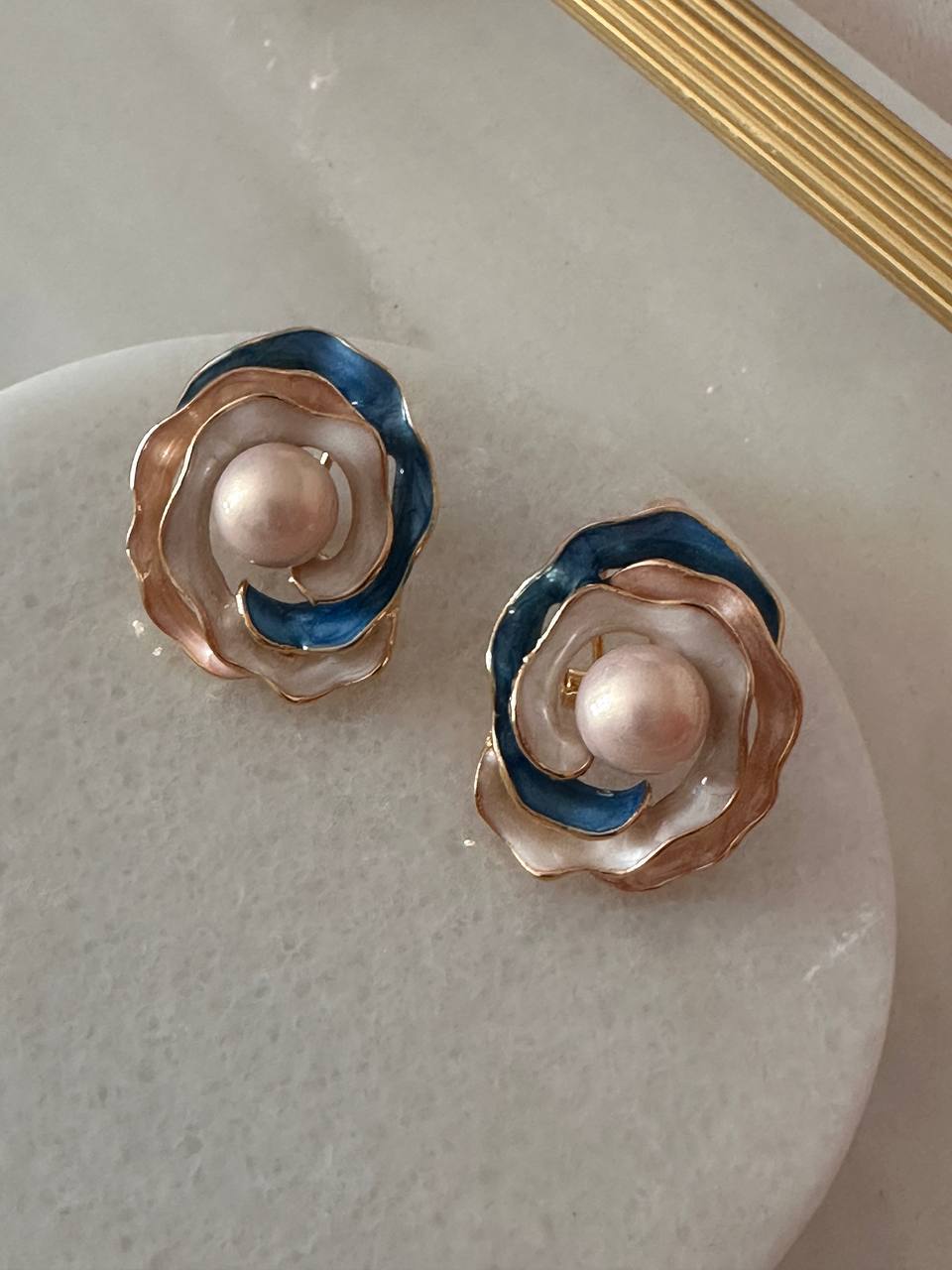 Vip Seri Gold Renk Rodyum Kaplama Mineli Cam İnci Detaylı Çiçek Figürlü Tasarım Küpe En Boy 2,5 cm.