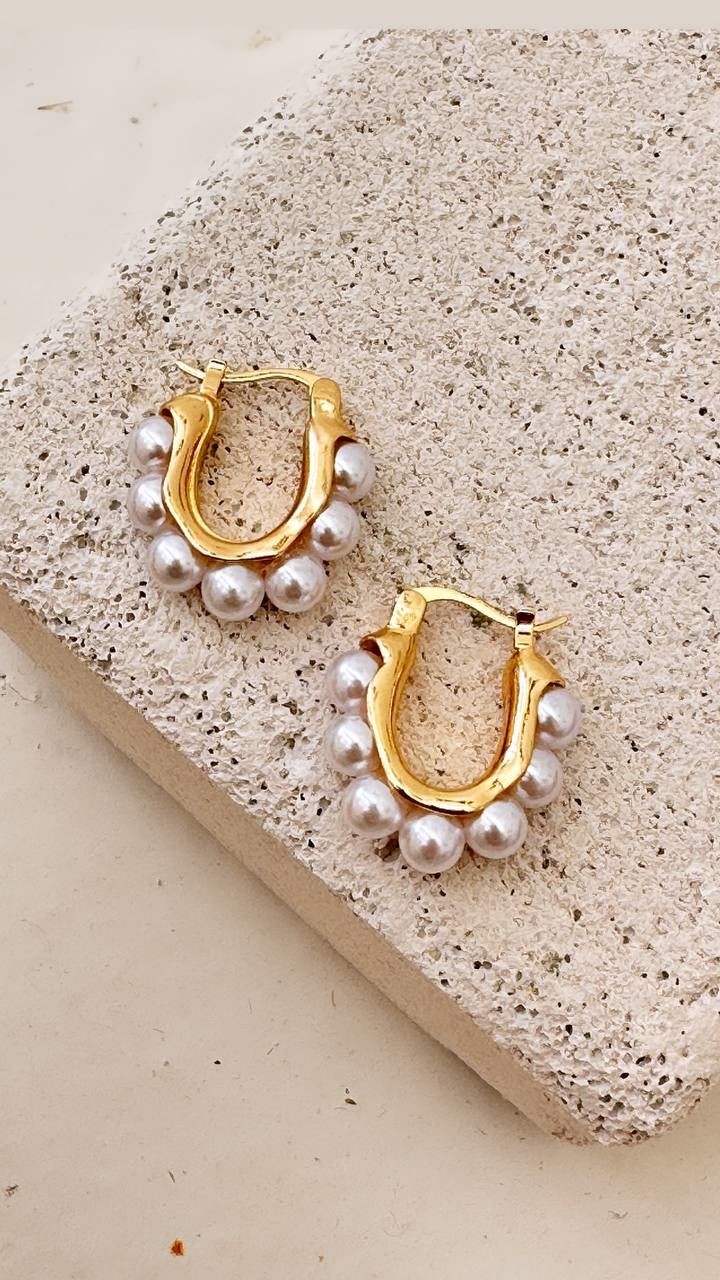 Gold Renk Rodyum Kaplama İnci Detaylı Oval Halka Küpe Genişlik 2 cm. Uzunluk 2,5 cm.