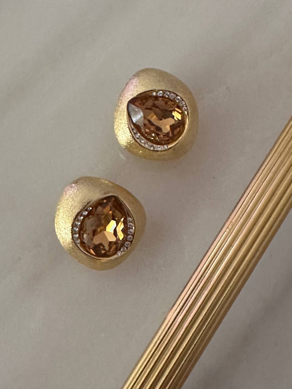 Vip Çelik Gold Renk Bal Rengi Zirkon Taşlı Lazer Kesim Premium Seri Antialerjik Küpe En Boy 2,5 cm.