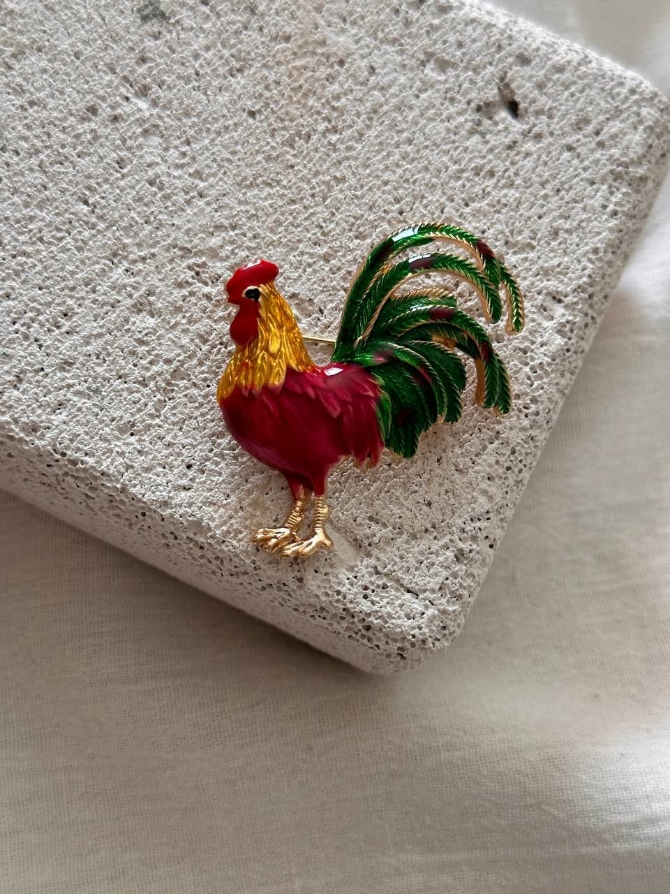 Gold Renk Renkli Horoz Figürlü Broş Genişlik 4 cm. Boy 5 cm.