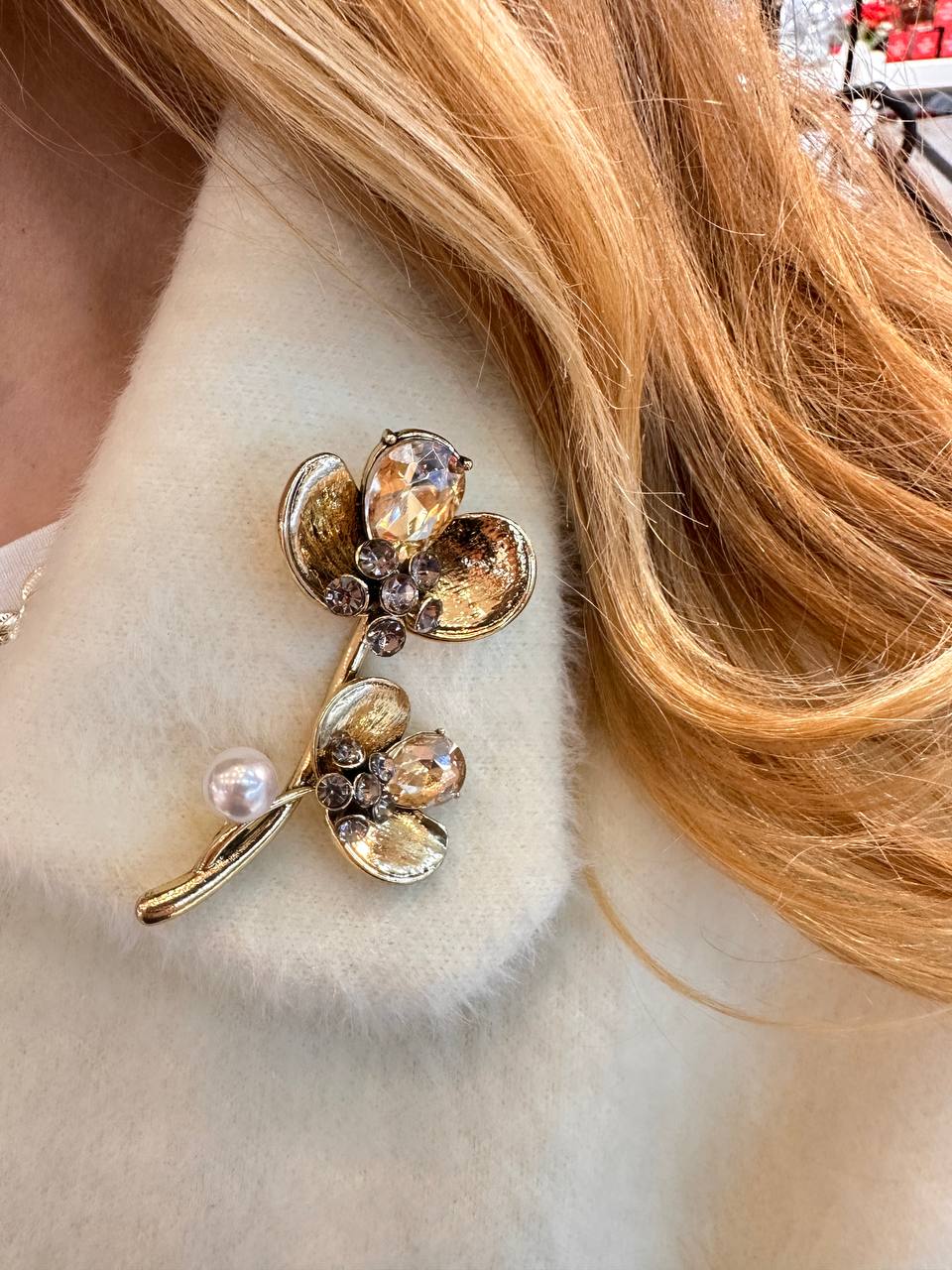 Metal Gold Renk Bal Rengi Kristal Taşlı İnci Detaylı Çiçek Figürlü Broş / Yaka İğnesi Uzunluk 7 cm.